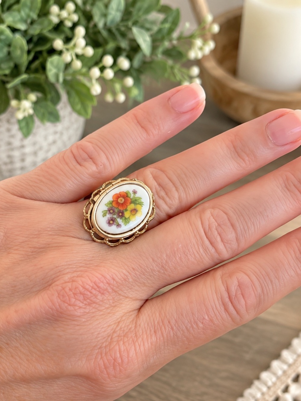 Vintage Avon Cameo Ring Size 7.5 Gold Tone Floral Cameo Ring
